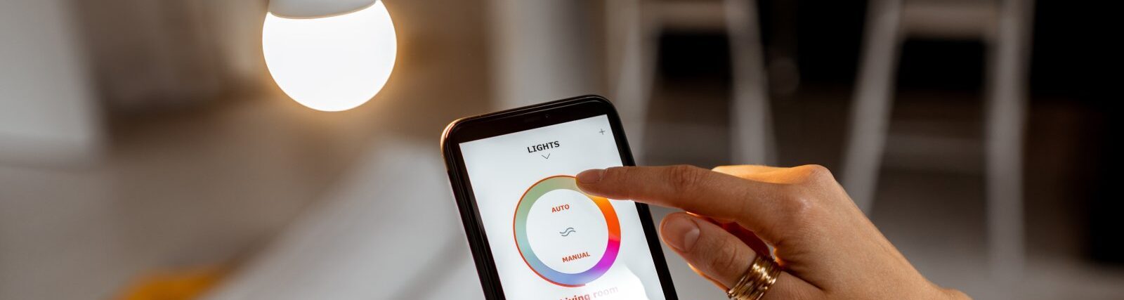 Jak wybrać inteligentne oświetlenie do domu? 4 controlling light bulb with mobile device 2023 11 27 04 51 51 utc e1732875267880