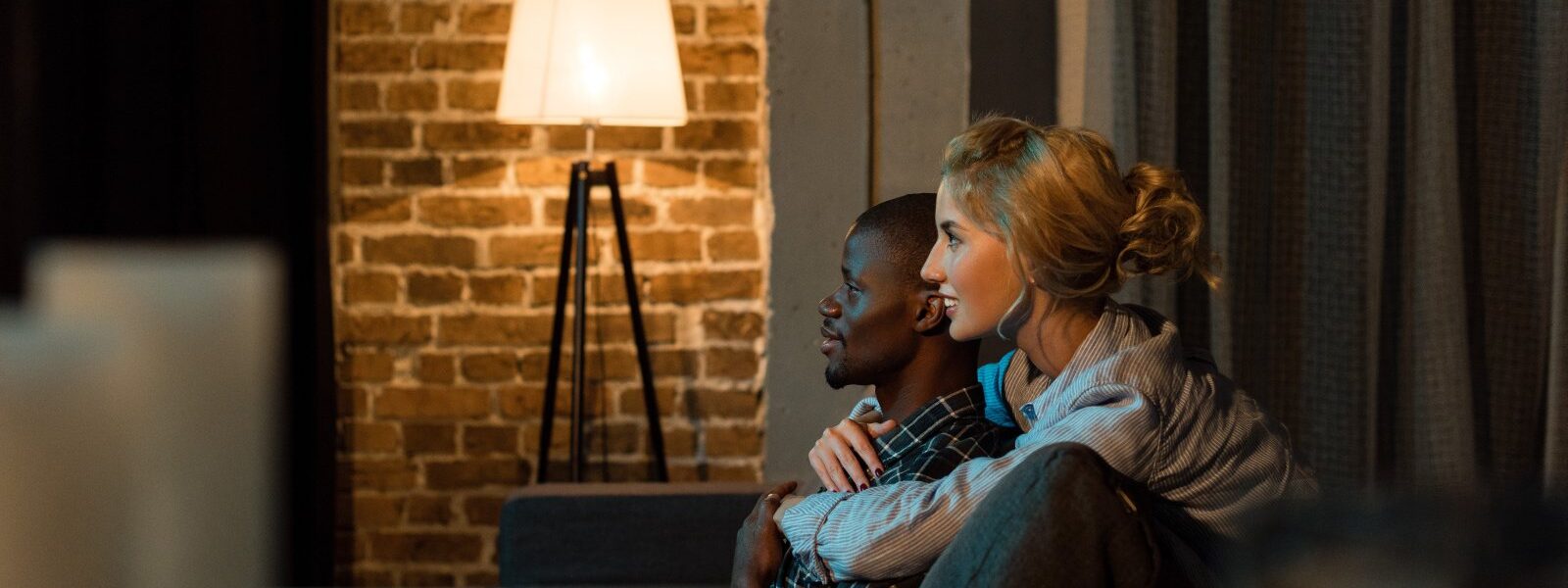 para w domu z przyjemnym oświetleniem