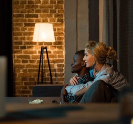 para w domu z przyjemnym oświetleniem