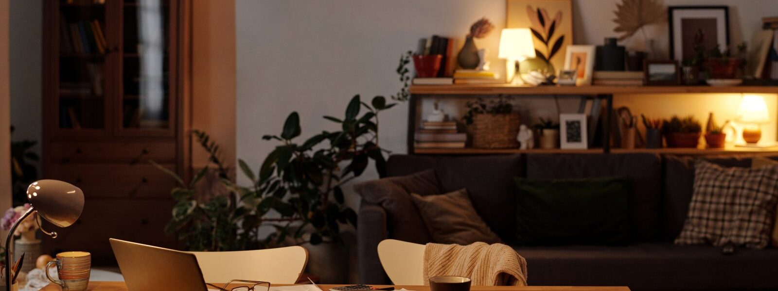 jadalnia z ciepłym światłem