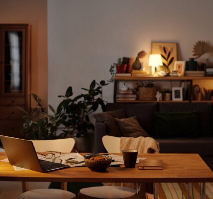 jadalnia z ciepłym światłem