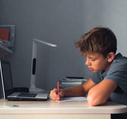 Oświetlenie w domowym biurze dla dzieci i młodzieży 2 nastolatek uczący się przy biurku