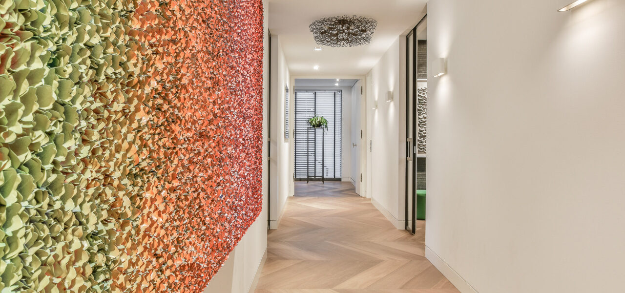 Przedpokój w bloku: jak optycznie powiększyć wąski korytarz bez generalnego remontu