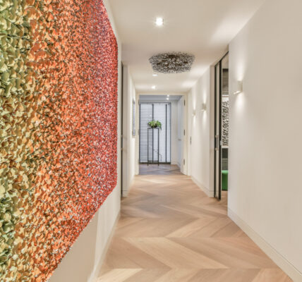 Tapety do przedpokoju: jakie wzory są na topie w 2026 i które naprawdę maskują zabrudzenia 3 Przedpokój w bloku: jak optycznie powiększyć wąski korytarz bez generalnego remontu