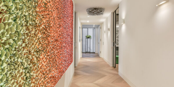 Przedpokój w bloku: jak optycznie powiększyć wąski korytarz bez generalnego remontu