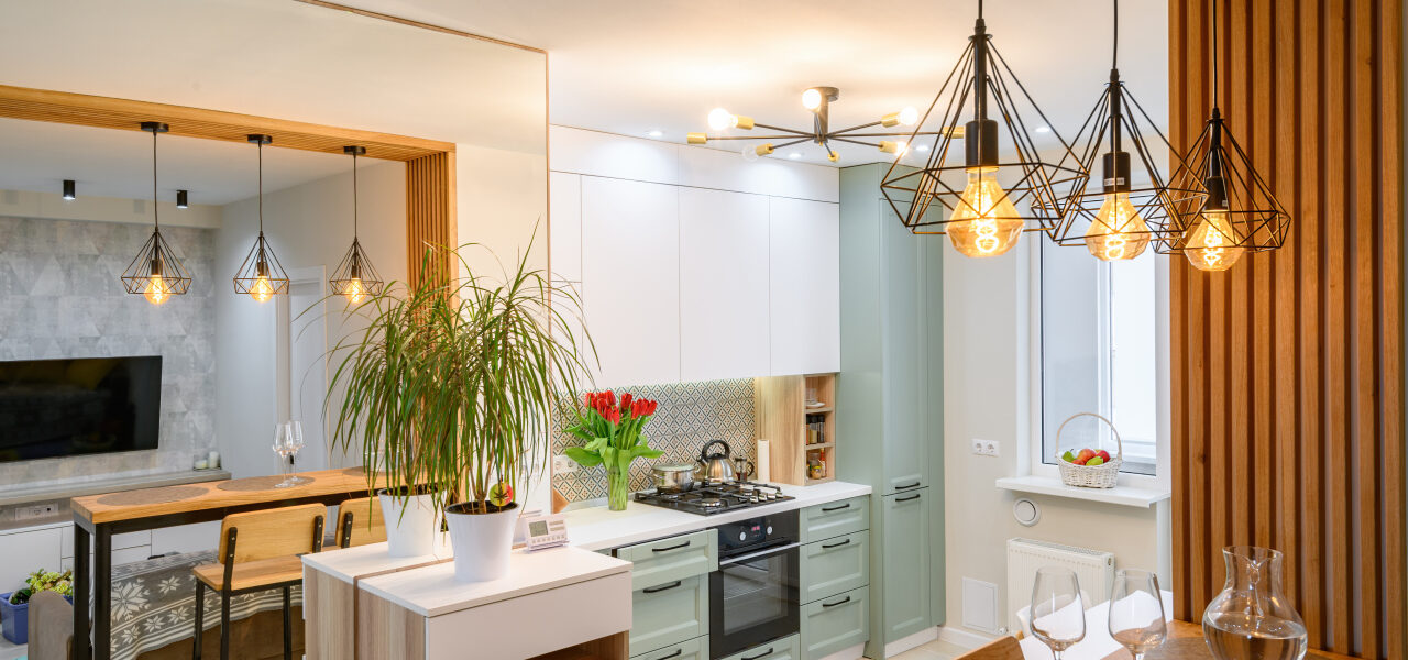Lampy sufitowe, kinkiety, spoty: co gdzie działa najlepiej i dlaczego 1 designerskie oświetlenie