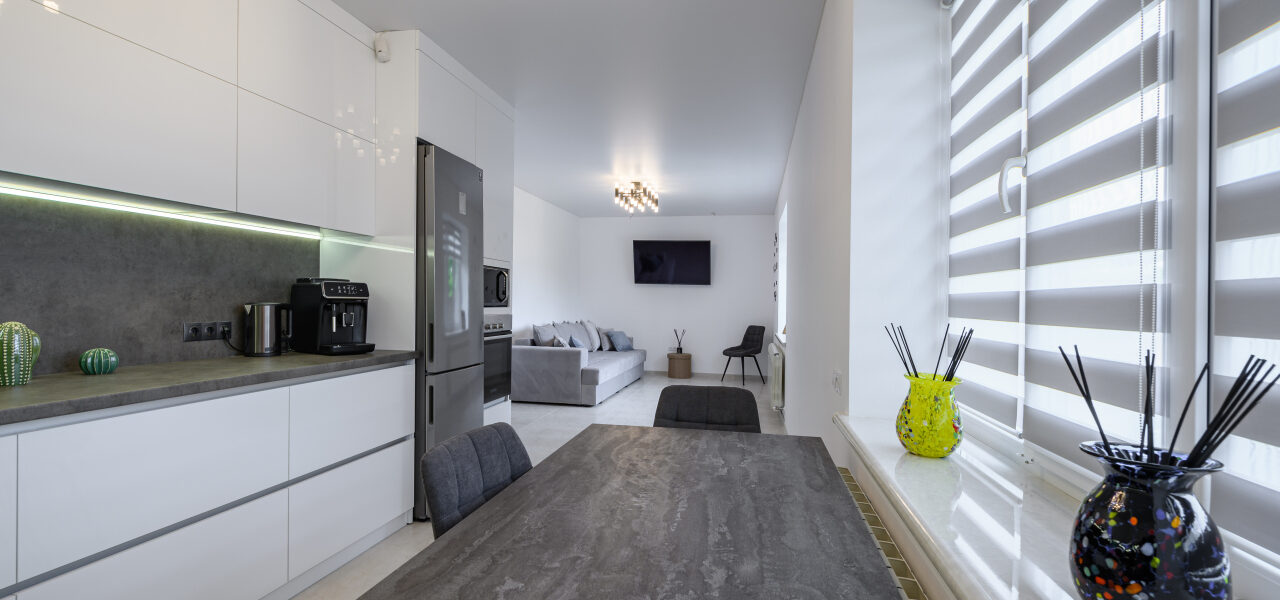 Czy osłony okienne mogą realnie zmniejszyć koszty ogrzewania? Analiza faktów i mitów