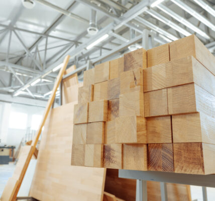 Nowoczesny dom z drewna — jakie materiały decydują o trwałości konstrukcji? 3 rola drewna konstrukcyjnego w nowych inwestycjach