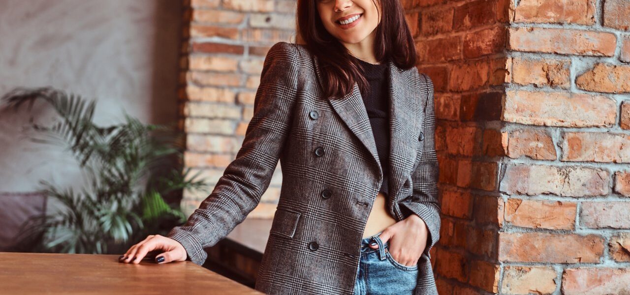 Z czym łączyć marynarki oversize, by tworzyć modne stylizacje na co dzień? 1 Z czym łączyć marynarki oversize, by tworzyć modne stylizacje na co dzień?