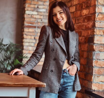 Z czym łączyć marynarki oversize, by tworzyć modne stylizacje na co dzień? 4 Z czym łączyć marynarki oversize, by tworzyć modne stylizacje na co dzień?