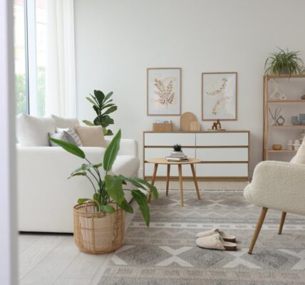 Mały salon w jasnych kolorach