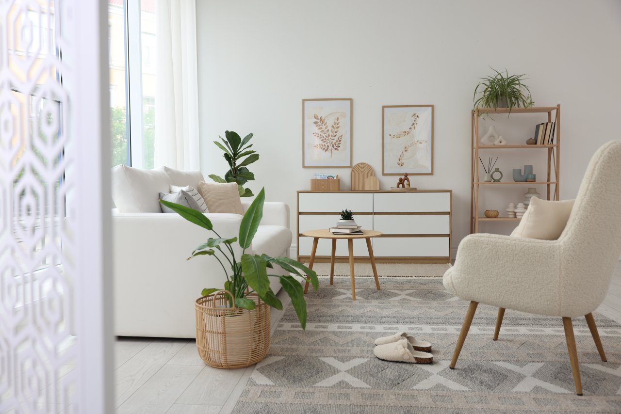 Mały salon w jasnych kolorach