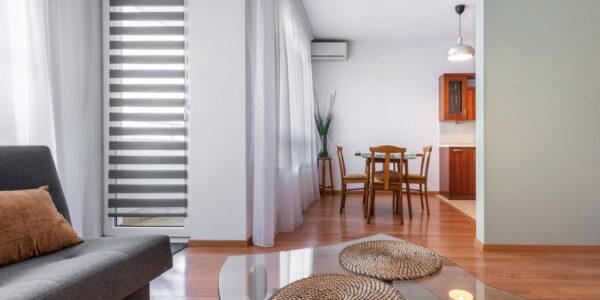 Jakie rolety sprawdzą się w salonie, kuchni i sypialni?