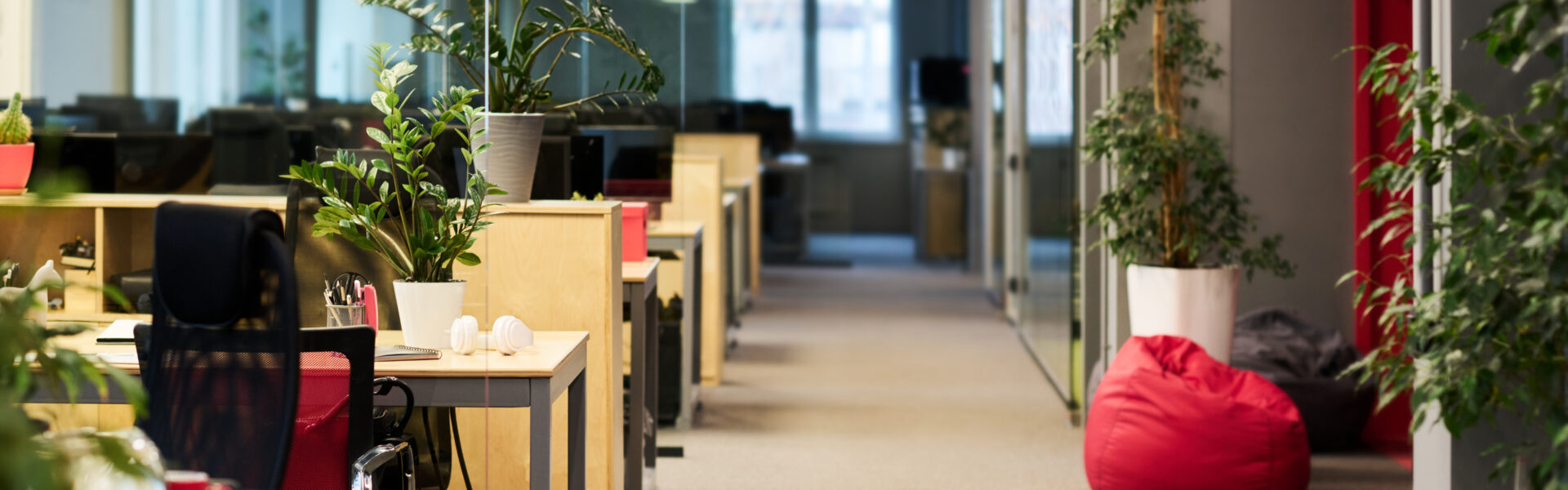 Biuro open space czy osobne gabinety – które rozwiązanie wybrać? 1 Biuro open space czy osobne gabinety