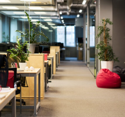 Biuro open space czy osobne gabinety